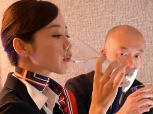 Em nhân viên khách sạn phục vụ những con cặc háu ăn