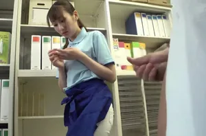 Cô gái mặc váy đen này thực sự rất mảnh mai, đôi chân dài, thân hình gợi cảm và cơ thể thanh tú, khiến người ta muốn tàn phá cô dữ dội. Cô ấy đứng với hông nâng lên và quan hệ mạnh mẽ từ phía sau...