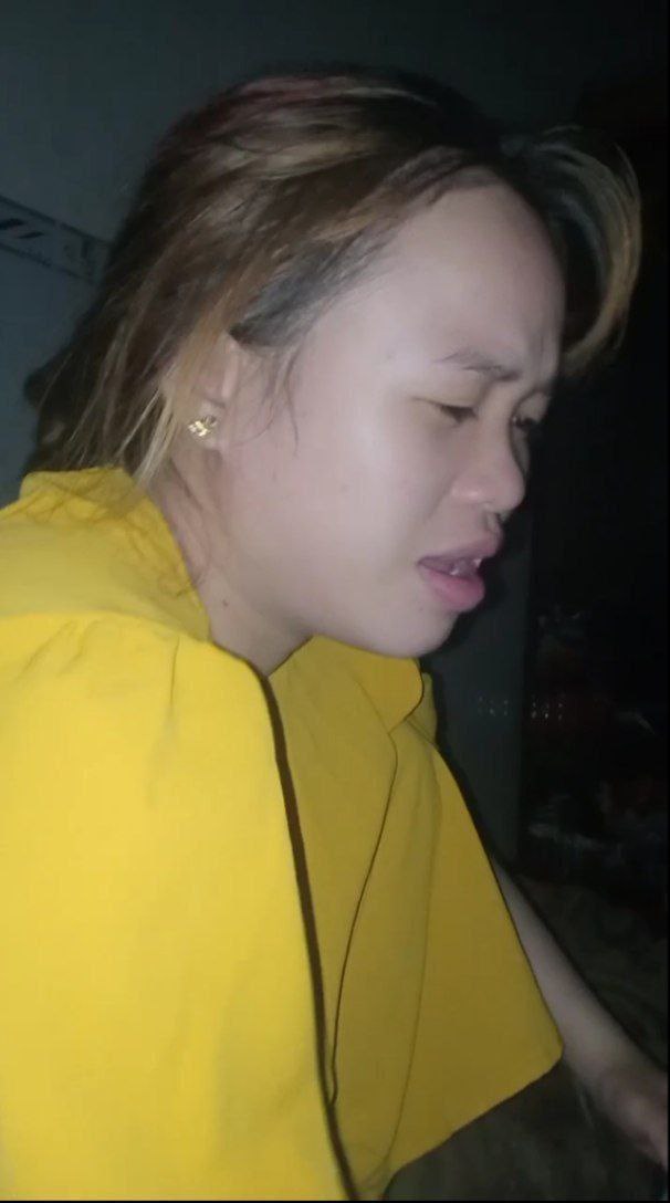 Hiển thị bạn gái vô tội đang kêu cứu