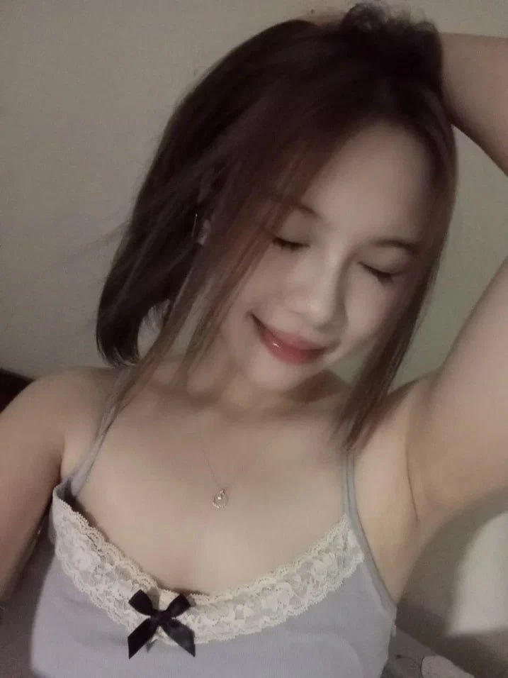 Cô gái trẻ JVID sử dụng dụng cụ đo để đo vòng một và lấy máy rung ra để thủ dâm!